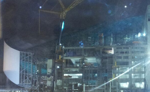 Le bleu se réflète sur les sièges du virage nord