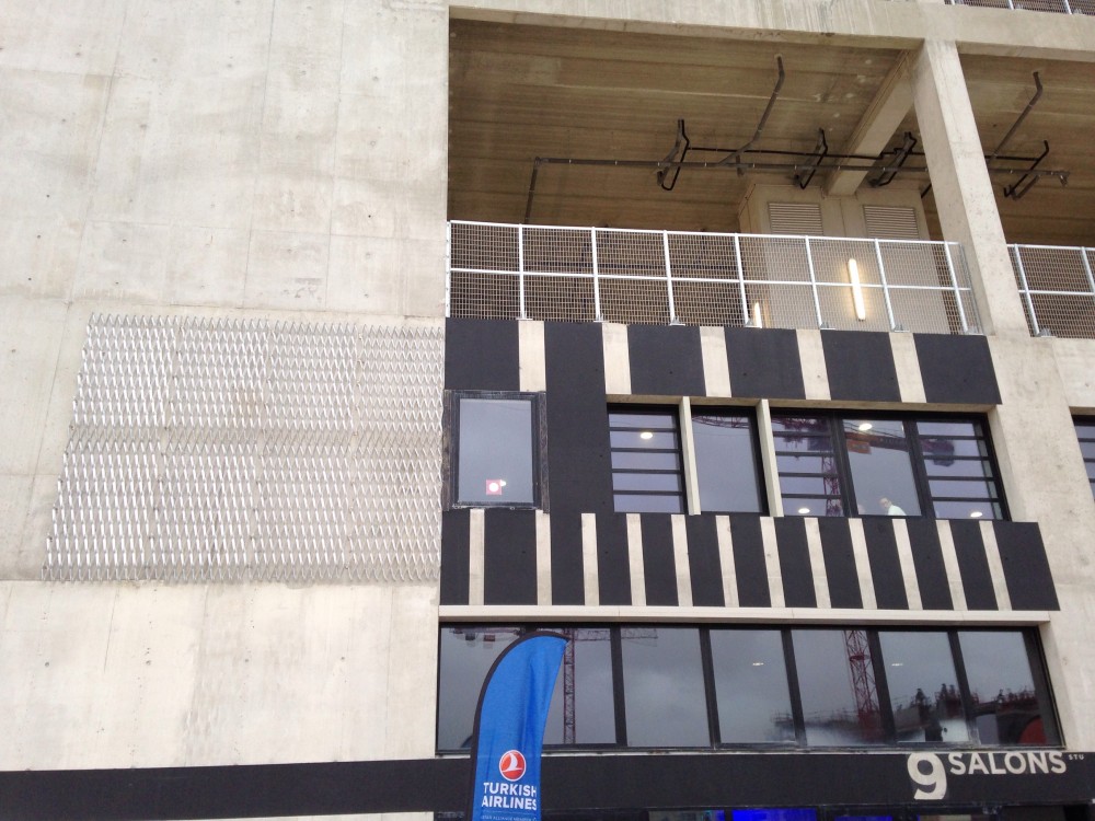 Essais du bardage et modification de peinture sur la façade au niveau des salons