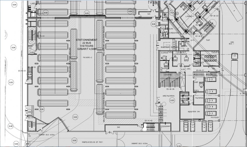 Zone mi-piscine et à droite &quot;réception&quot; visiteurs, phase prochaine d'extension.
