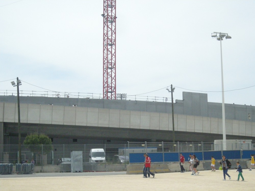 tribune du stade delort qui dépasse le métro