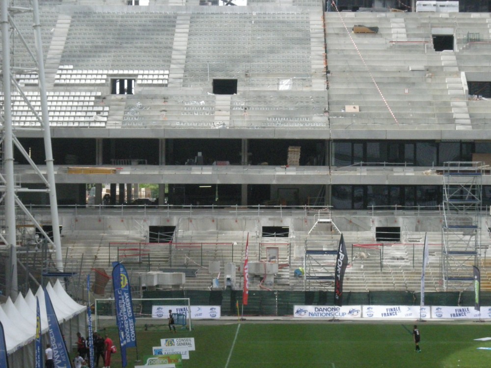 j'ai pas vu les préparatifs des baies vitrées sur les cotés des loges dont parlait Def l'autre jour