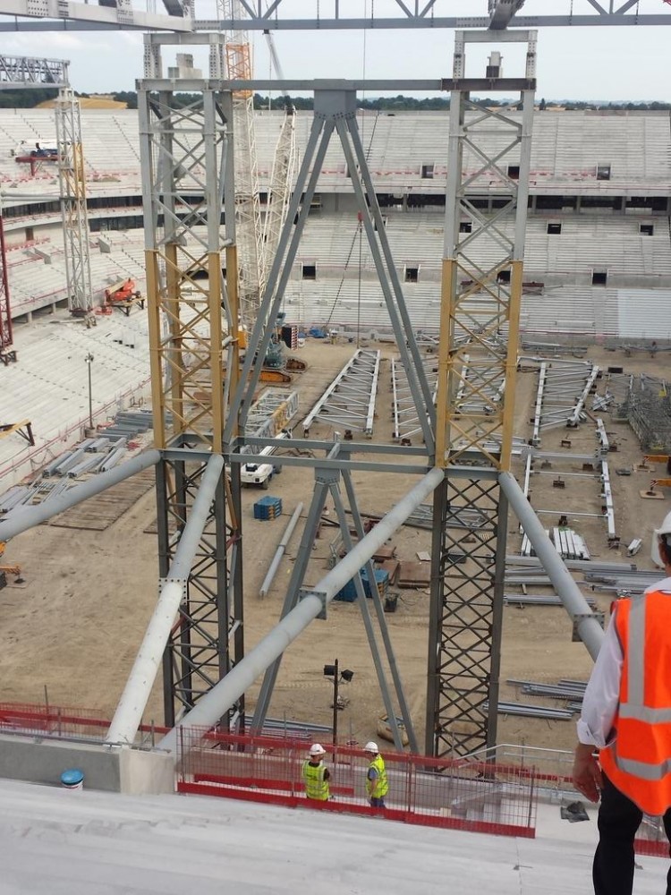 Structure prête pour 2 pallées centrales au Sud (en arrière plan)