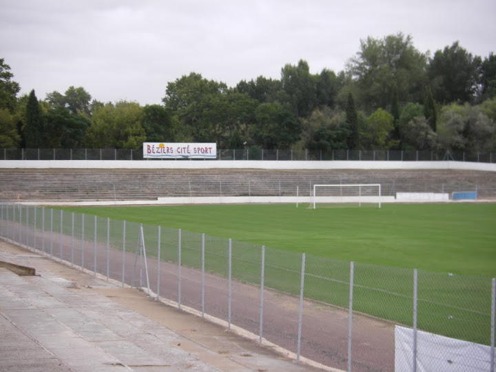 tribune-face-stade-sauclieres-beziers.jpg