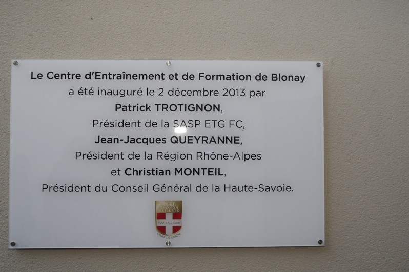 inauguration centre entrainement evian (plaque).jpg