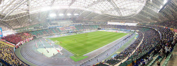 Ōita_Stadium_with_its_roof_closed.jpg