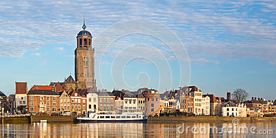vue-panoramique-de-la-ville-néerlandaise-médiévale-deventer-38921921.jpg