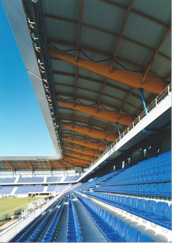 Charpente-tribunes-Stade-Bonal.jpg