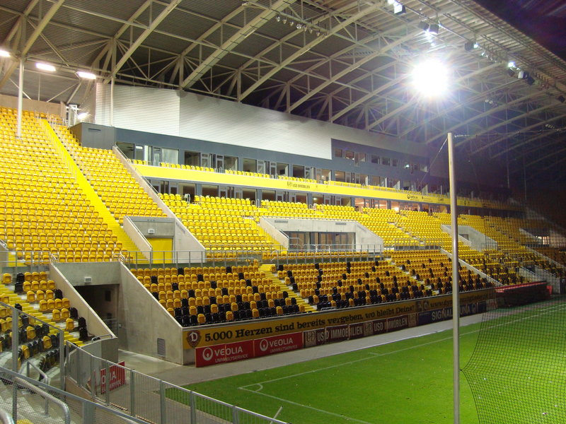 Rudolf_Harbig_Stadion_Tribüne_VIP_Stand_November_2009.jpg