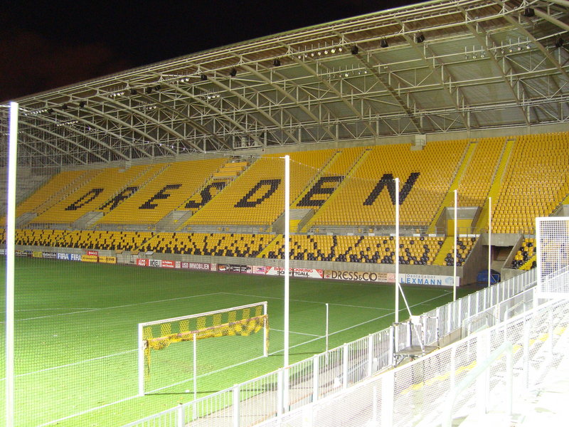 Rudolf_Harbig_Stadion_Tribüne_West_Stand_November_2009.jpg