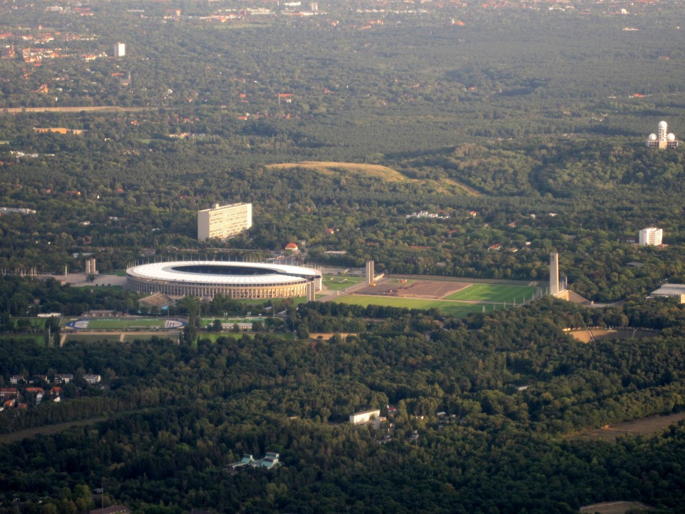 Olympiastadion_Berlin_(Luftbild).jpg