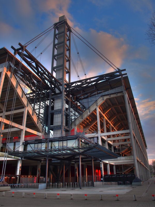 RheinEnergieStadion_(Müngersdorfer_Stadion)_nordwestlicher_Eckpfeiler_HDR.jpg