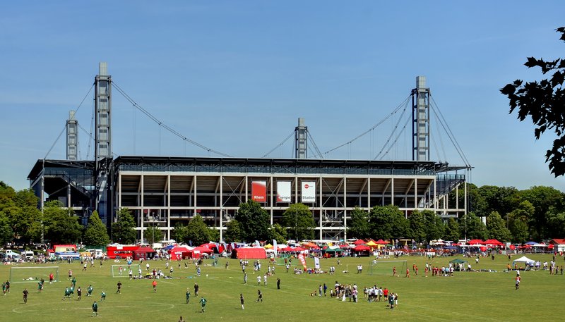 Rheinenergie-Stadion_Südseite_und_Jahnwiesen_(5382-84).jpg