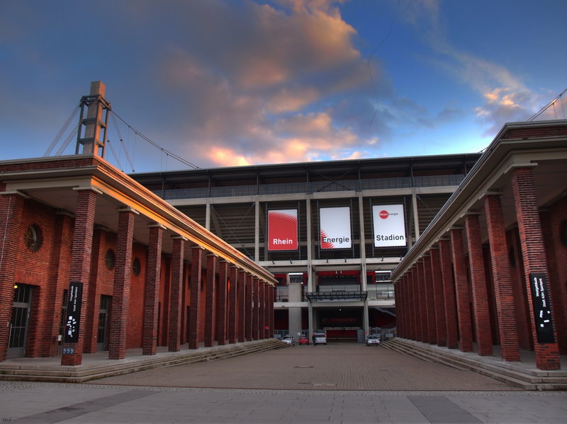 RheinEnergieStadion_(Müngersdorfer_Stadion)_Nordseite_Nahaufnahme_HDR.jpg