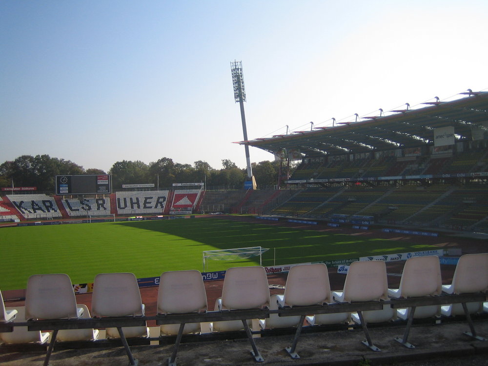 Karlsruhe_Wildparkstadion_Innenansicht.JPG