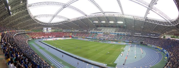 Ōita_Stadium_with_its_roof_opened.jpg