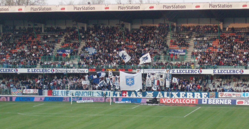 Association_Jeunesse_Auxerre_-_supporters_(cropped).jpg
